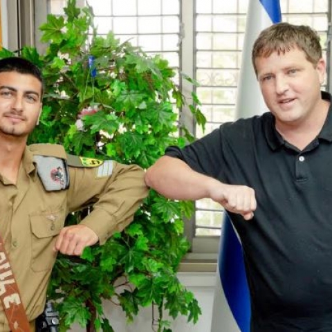 סמ"ר בר יחיא מפתח תקווה קיבל תעודת הצטיינות ממפקד אוגדת עזה - חדשות בפתח תקווה