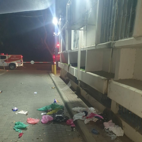 שלשל לבית הדין בפ"ת שני מטעני תבערה ושתי ערמות בגדים כמאיצי תבערה ונמלט מהמקום - חדשות בפתח תקווה