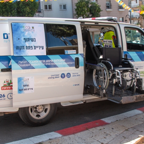 אמבולנס עם לב: אמבולנס חדשה יסייע ללא תשלום  למוגבלי תנועה - חדשות בפתח תקווה