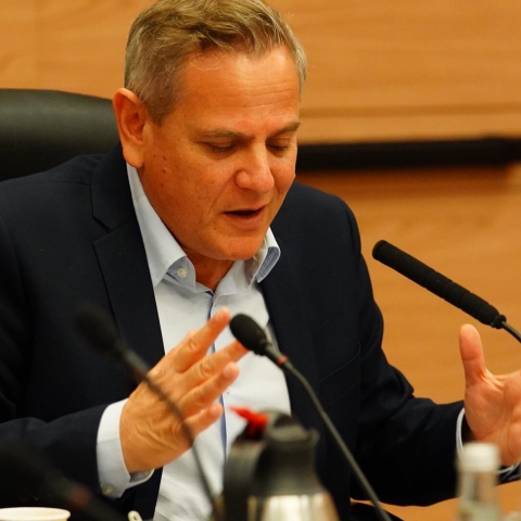 אין מקום למשטרת צניעות במערכת החינוך. גם לא בתירוצים של "קוד לבוש". ועדת החינוך של הכנסת תבקר בביה"ס - חדשות בפתח תקווה