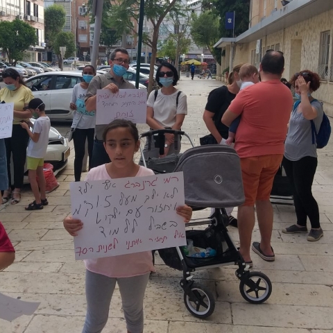 אם לתלמיד בחינוך מיוחד בגרון חנוק מדמעות: "הילדים שלנו לא יקבלו אפשרות להיות כמו כולם"  (וידיאו) - חדשות בפתח תקווה