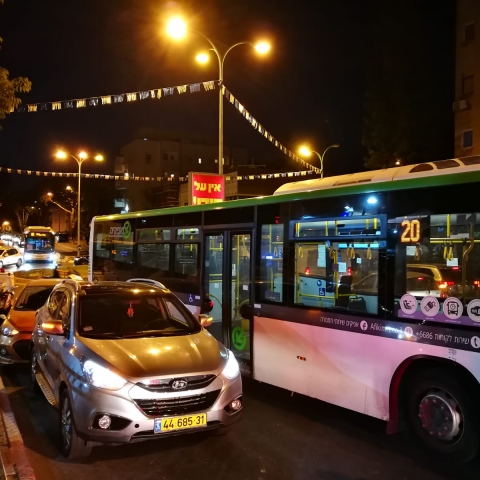 2 פצועים קל בתאונת דרכים בין אוטובוס ל-2 כלי רכב ברח' רוטשילד בפתח תקווה - חדשות בפתח תקווה