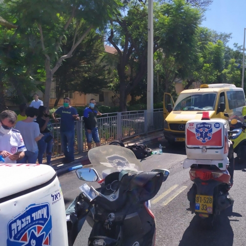 רוכב אופניים חשמליים נפצע בינוני בתאונת דרכים בדרך ז'בוטינסקי בפתח תקווה - חדשות בפתח תקווה