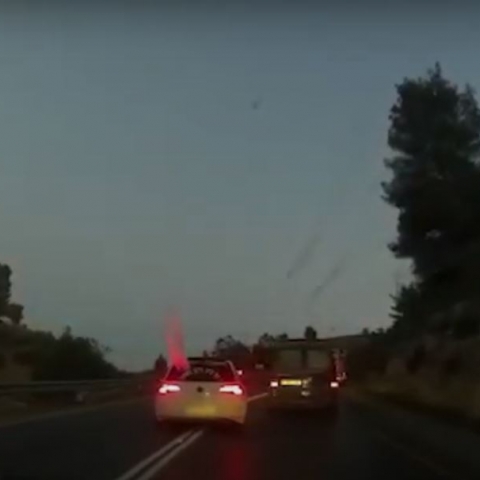 לאחר מספר עקיפות בקו הפרדה רצוף, רישיונו של תושב פתח תקווה נשלל ל-30 יום (וידיאו) - חדשות בפתח תקווה