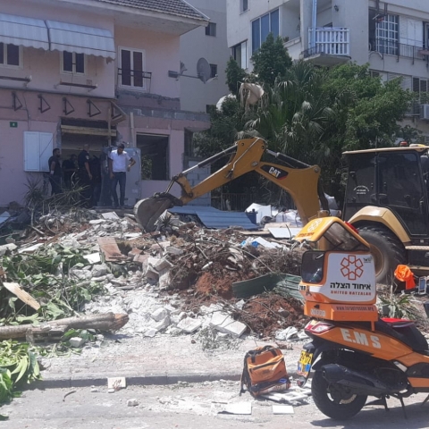 פועל נחתך ברגליו ואחת מאצבעותיו בידו נקטעה בתאונת עבודה ברח' הבעל שם טוב בפתח תקווה - חדשות בפתח תקווה