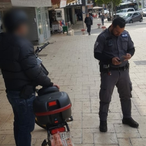 פקחי העירייה קיבלו סמכויות להחרים אופניים וקורקינטים שרוכבים בהם על המדרכה ולהוציא אוויר מהגלגלים - חדשות בפתח תקווה