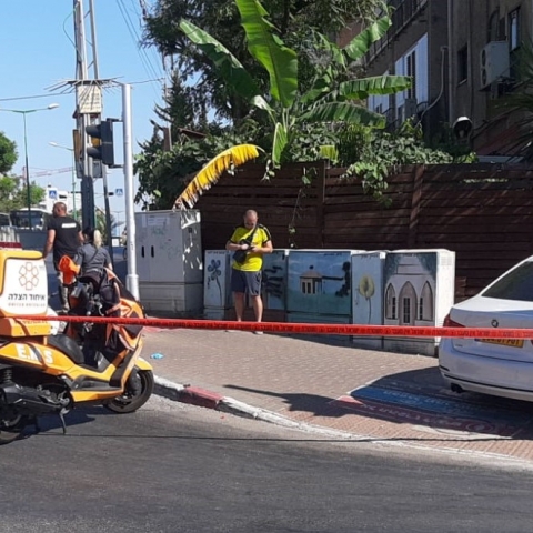 4 פצועים ב -3 תאונות בפתח תקווה: רוכב אופנוע נפצע בינוני בתאונה עם רכב שהתנגש בגדר של בית (וידיאו) - חדשות בפתח תקווה