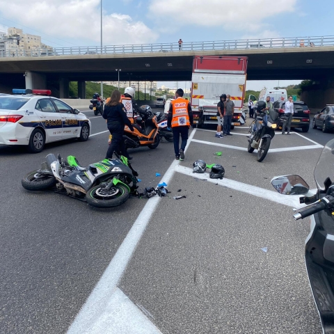 רוכב אופנוע בן 20 וצעירה כבת 18 נפצעו בתאונה בכביש 471 סמוך למחלף קרית אונו - חדשות בפתח תקווה