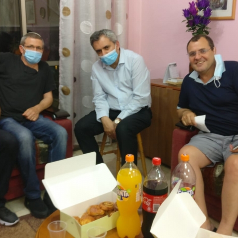 השר זאב אלקין הגיע לנחם את גנאדי בורשבסקי ובני המשפחה במות עליו אביו - קהילות בפתח תקווה