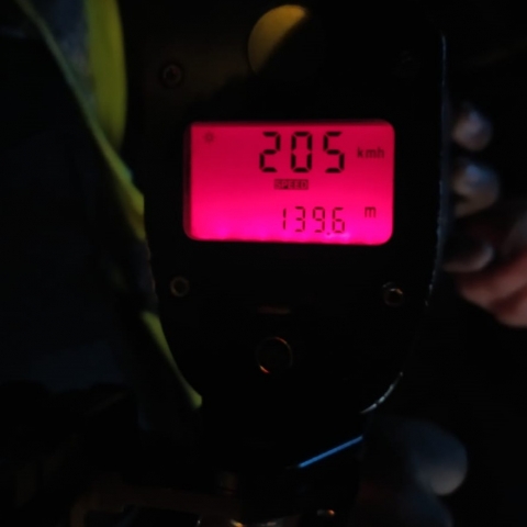 בן 18 מפתח תקווה נתפס ע"י שוטרי אגף התנועה, נוהג במהירות 205 קמ"ש בכביש 2 - חדשות בפתח תקווה