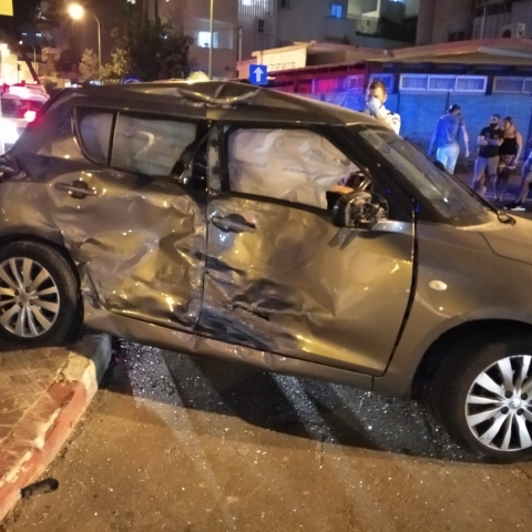 נהגת רכב נפצעה בתאונה בין רכב לאוטובוס ברח' אחד העם בפתח תקוה - חדשות בפתח תקווה