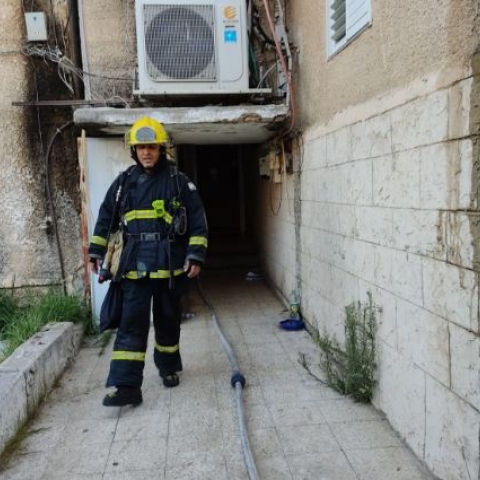 מכשיר הפלאפון התלקח  עקב כשל טכני והדליק את המזרון שעליו ישן הילד - חדשות בפתח תקווה