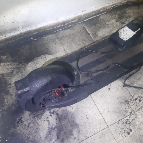 הלילה ברחוב אורלוב בפתח תקווה: סוללה של קורקינט חשמלי גרמה לשריפה - חדשות בפתח תקווה