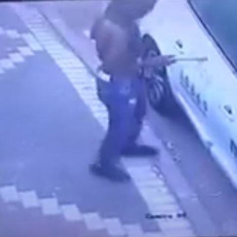 פטיש מסמר נפרוץ מהר: פרצו למונית בפתח תקווה (וידיאו) - חדשות בפתח תקווה