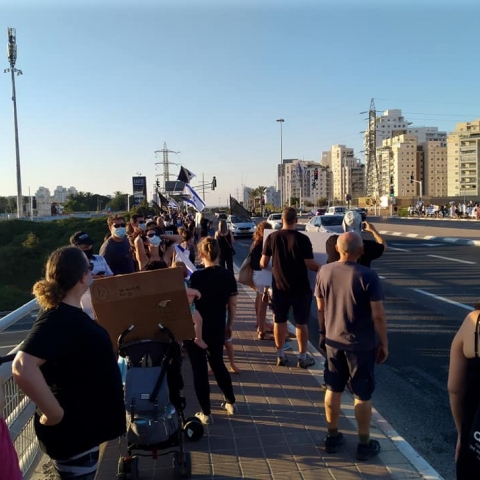 תושבי פתח תקווה הפגינו במחאת הדגלים השחורים בכניסה לפ"ת מכיוון כביש 471 - חדשות בפתח תקווה
