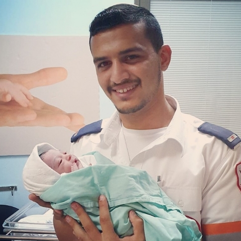 צוות מד"א יילד אישה בחניית בית חולים בילינסון בפתח תקווה - חדשות בפתח תקווה
