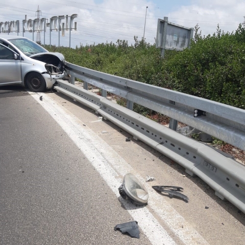 2 פצועים בתאונת דרכים בכביש 5 סמוך למחלף ירקון - חדשות בפתח תקווה