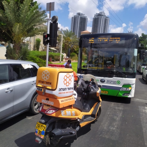 2 פצועות קל בתאונה בין אוטובוס לרכב פרטי, ברח' קרול פינת רח' זבוטיסנקי בפתח תקווה (וידיאו) - חדשות בפתח תקווה