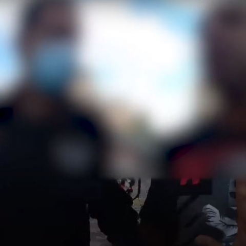 המשטרה מפרסמת סרטון ממצלמת הגוף של השוטרים: החשוד תקף 2 נשים והתנגד למעצר (וידיאו) - חדשות בפתח תקווה