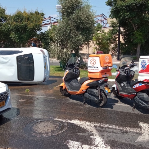 נהג התהפך עם רכבו ונפצע קל ברח' שנקר בפתח תקווה - חדשות בפתח תקווה