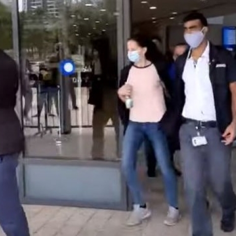 מהומה בביהמ"ש בפתח תקווה: הפגנה נגד סייעת בגן שבו נהרגה הפעוטה יסמין וינטה (וידיאו) - חדשות בפתח תקווה