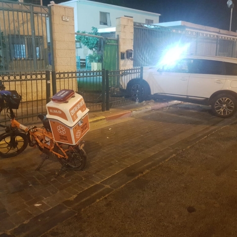 ג'יפ התנגש במדרכה ובגדר ברח' מנחם בגין פתח תקווה - נהגת הג'יפ בת 19 נפצעה קל - חדשות בפתח תקווה