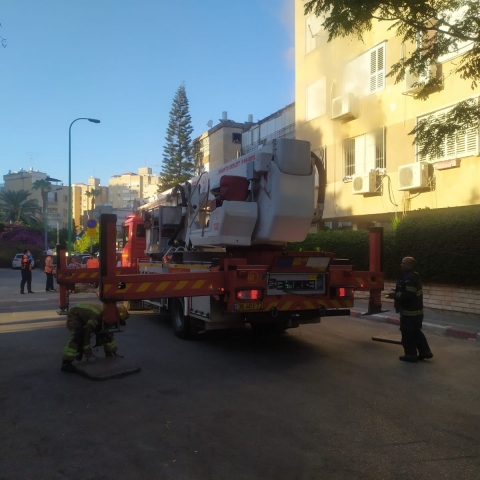 פעוטה ואישה בת 60 נפגעו משריפה בבניין מגורים בפתח תקווה. - חדשות בפתח תקווה
