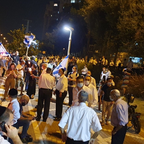 כ-200 איש השתתפו בעצרת מחאה במקום הירצחו של הרב אוחיון ז"ל (וידיאו) - חדשות בפתח תקווה