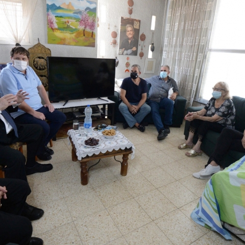 נשיא המדינה ביקר בפתח תקווה וניחם את משפחתו של הרב שי אוחיון ז"ל שנרצח בפיגוע הדקירה בצומת סגולה - חדשות בפתח תקווה