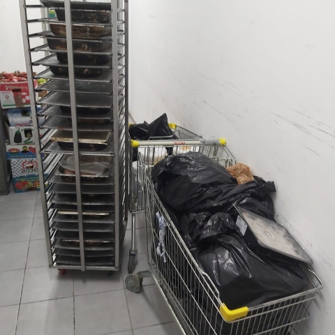 כ-150 ק"ג של מזון פסול בעסק הפועל בקניון כפר גנים בפתח תקווה הוחרם והושמד - חדשות בפתח תקווה