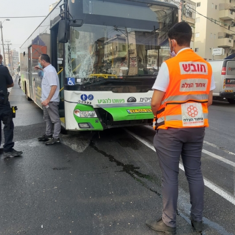 הולך רגל נפגע מאוטובוס ברח' בר כוכבא בפתח תקווה - חדשות בפתח תקווה
