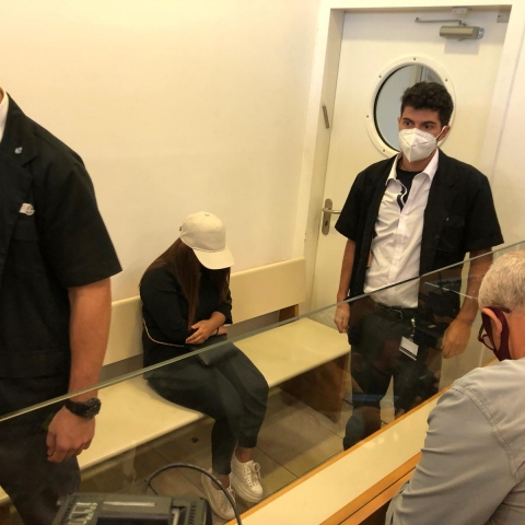 עימות בבית המשפט בין הורי הילדים בגן לבין הסייעת של כרמל מעודה (וידיאו) - חדשות בפתח תקווה