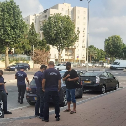 57 דוחות לתושבי פתח תקווה שלא עטו מסיכה - חדשות בפתח תקווה