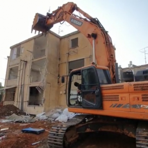 תתחדשו. בניין מגורים ברח' כרמלי נהרס במסגרת פרויקט פינוי בינוי (וידיאו) - בנייה ונדל"ן בפתח תקווה