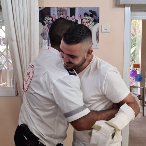 צפו במפגש המרגש בין הפצוע בפיגוע דקירה לבין חובש מד"א שהציל את חייו (וידיאו) - חדשות בפתח תקווה