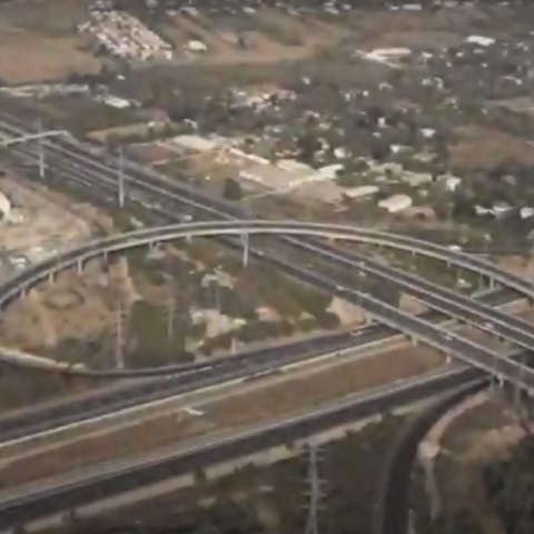 כך זה נראה מלמעלה: מ"מ מפכ"ל המשטרה מפקח מלמעלה אחר מילוי הוראות הסגר בכבישי הארץ (וידיאו) - חדשות בפתח תקווה