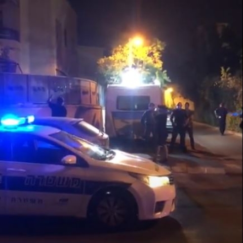 צפו: רן כרמי בוזגלו בפתח ביתו של מנדלבליט: "צא החוצה עוכר ישראל" (וידיאו) - חדשות בפתח תקווה