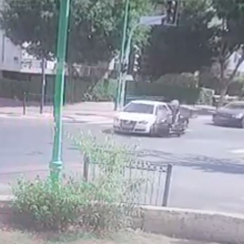 צפו: נוסע במהירות ומתנגש ברכב ברח' רוטשילד בפתח תקווה (וידיאו) - חדשות בפתח תקווה