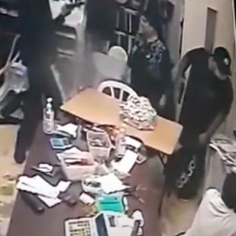  צפו: שדדו עסק להמרת כספים בבני ברק (וידיאו) - חדשות בפתח תקווה