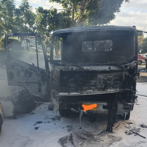 משאית "מטאטא כביש" עלתה באש, 3 רכבים ניזוקו - חדשות בפתח תקווה