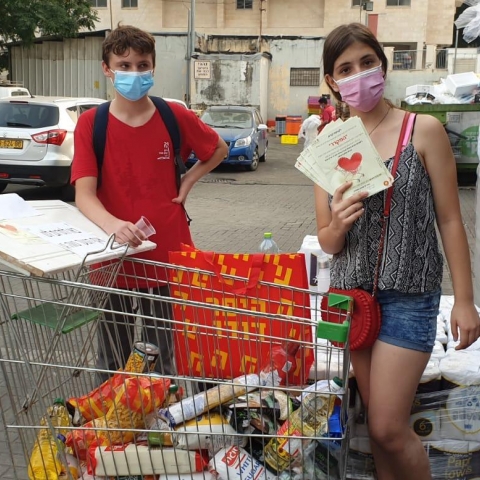 מאות בני נוער מתנדבים לסייע לקשישים ולנזקקים, כל הכבוד! - קהילות בפתח תקווה