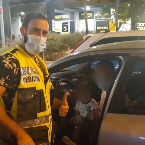 נתן לבת שלו לשחק עם המפתחות של הרכב כדי להרגיע אותה והיא ננעלה ברכב - חדשות בפתח תקווה