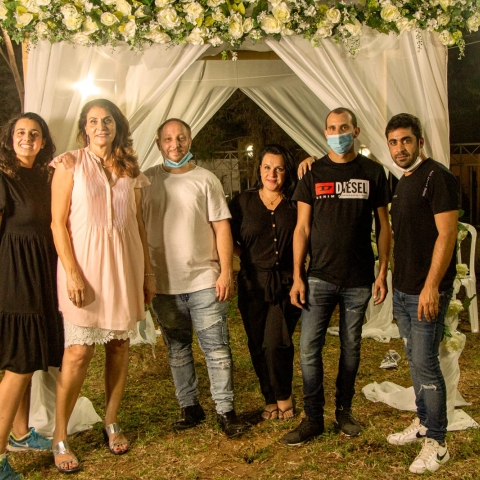 צפו: הזוג לא יכול היה להרשות לעצמו לממן חתונה, השכנים הפיקו להם חתונה מתחת לבניין (וידיאו) - מעשים טובים בפתח תקווה
