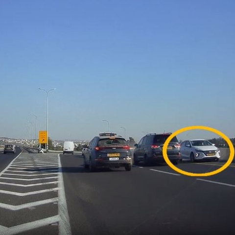 תושב פ"ת, גנב רכב בכפר סבא, נמלט תוך שהוא נוסע בניגוד לכיוון התנועה (הסתכלו בחלק הימני של הסרטון) - חדשות בפתח תקווה
