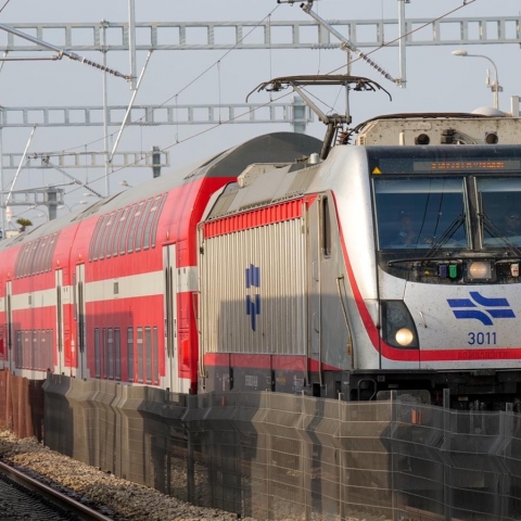 חשד להצתה: בשל שריפה הופסקה זמנית תנועת הרכבות בין תחנות פ"ת סגולה והרצליה - חדשות בפתח תקווה