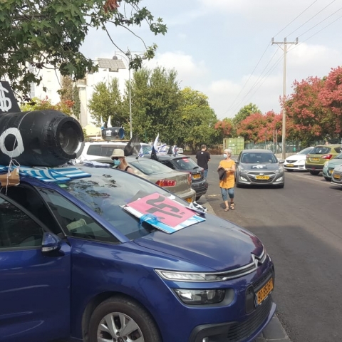 צפו: שיירת רכבים עם צוללות מפתח תקווה (וידיאו) - חדשות בפתח תקווה
