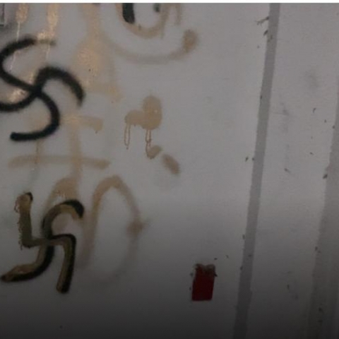 צלבי קרס רוססו בקולנוע היכל המיתולוגי בפתח תקווה (וידיאו) - חדשות בפתח תקווה
