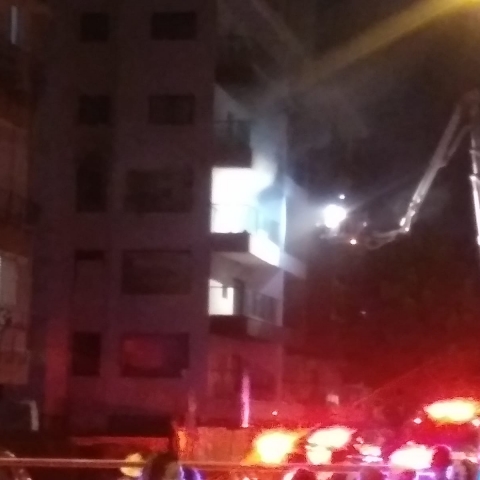 שריפה פרצה בדירה ברח' ביאליק בפתח תקווה  (וידיאו) - חדשות בפתח תקווה