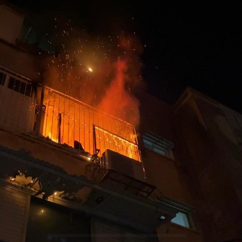 שישי בחצות: שריפה בדירה ברח' האורים בפתח תקווה (וידיאו) - חדשות בפתח תקווה