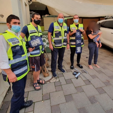 פעוט ננעל ברכב לעיני סבו וסבתו - חדשות בפתח תקווה